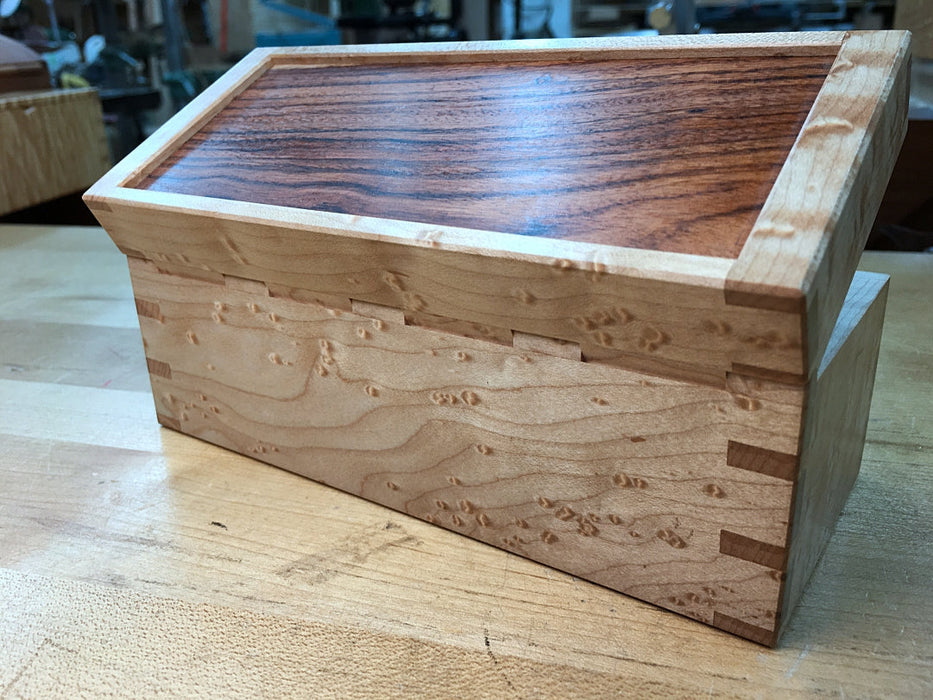 Example of a box with a wood-hinge made with Rob Cosman's drill jig