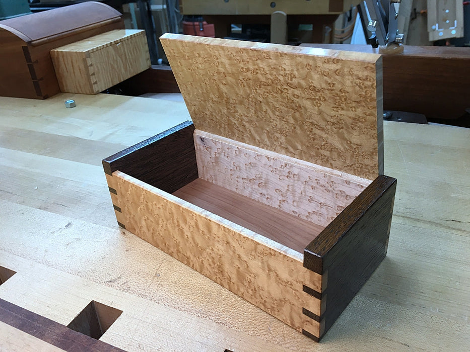 Example of a box with a wood-hinge made with Rob Cosman's drill jig