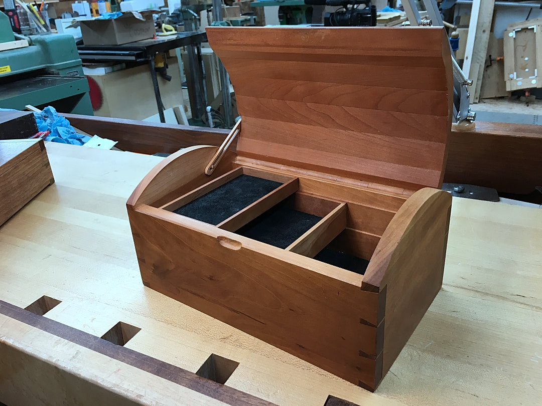 Example of a box with a wood-hinge made with Rob Cosman's drill jig